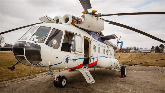 Vrtulník Mi-8 na základně ve Kbelích. Stroji tohoto typu vysadily 14. prosince při přeletu nad Chrudimskem oba motory. Posádka pod velením kapitána Marka Bohuňka je dokázala znovu spustit a se strojem přistát.
