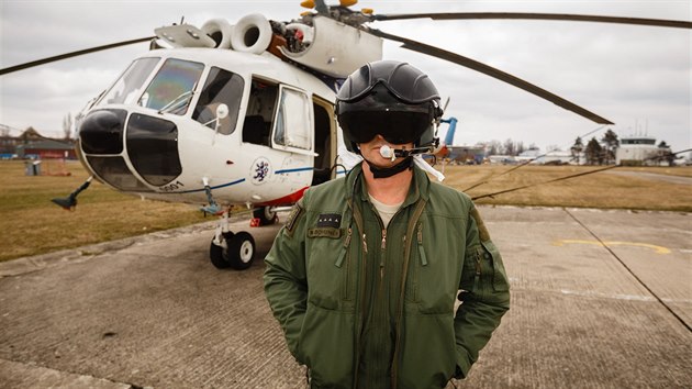 Vojenský pilot Marek Bohuněk u vrtulníku Mi-8 ve Kbelích. Kvůli bezpečnostním důvodům - v budoucnu se může zúčastnit například zahraničních operací - se nemohl fotografovat tak, aby mu bylo vidět do obličeje.
