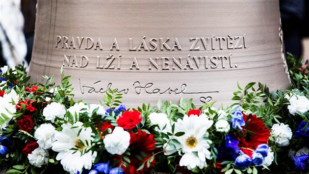 Z jedn� strany zdob� zvon V�clav ok��dlen� Havl�v cit�t a typick� prezident�v podpis.