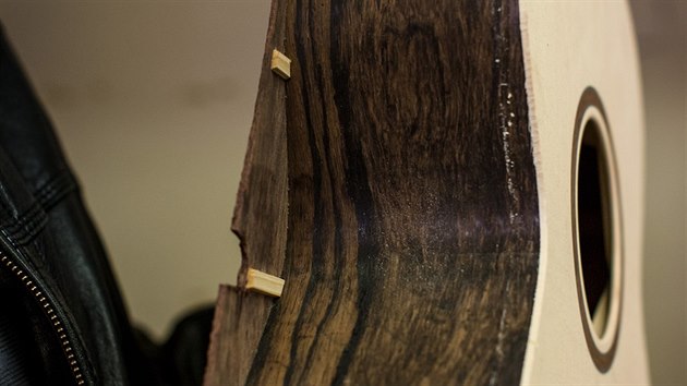 Petr Furch řídí velkoněmčický podnik na výrobu kytar spolu se svým otcem Františkem, jenž s řemeslem začal už před revolucí. Na své nástroje používají dřevo z celého světa a neustále se snaží hledat nové vychytávky.