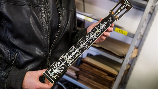 Petr Furch řídí velkoněmčický podnik na výrobu kytar spolu se svým otcem Františkem, jenž s řemeslem začal už před revolucí. Na své nástroje používají dřevo z celého světa a neustále se snaží hledat nové vychytávky.