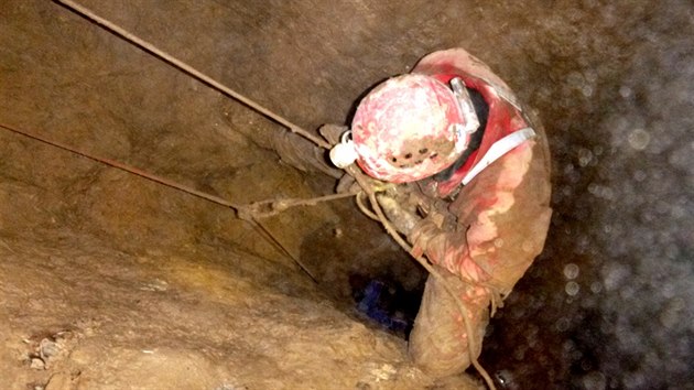 Zchrana speleologa zavalenho v Nov Drtenick jeskyni uvnit Moravskho krasu trvala v nedli pes est hodin. Hasii i speleologit zchrani pi n vyvinuli extrmn sil.