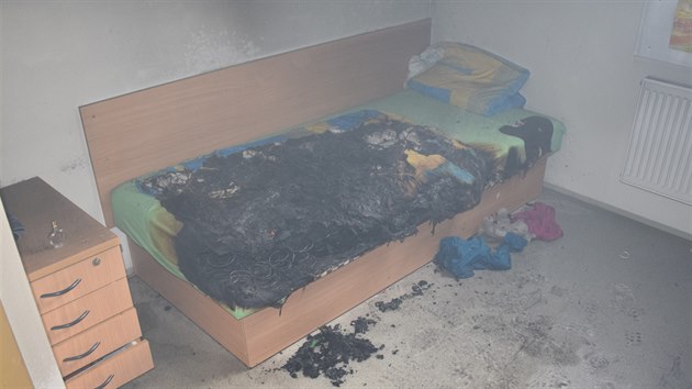Ohnm zdevastovan podkrov ubytovny pro svence dtskho domova v Sedleci-Pricch na Pbramsku (2. bezna 2017).