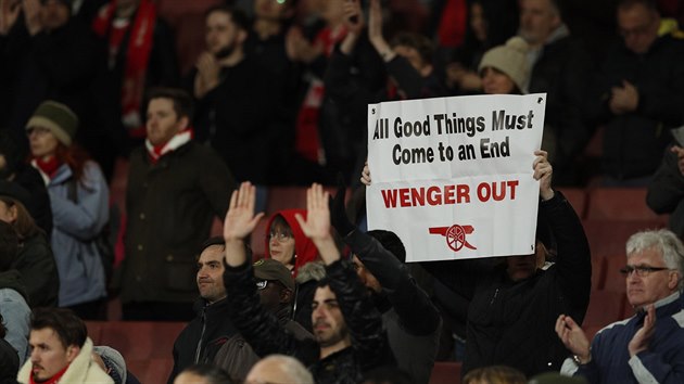 fanouci Arsenalu vyzvaj k odchodu trenra Arsene Wengera.