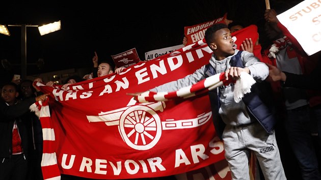 Fanouci Arsenalu demonstruj ped zpasem Ligy mistr a vyzvaj k odchodu trenra Arsene Wengera.
