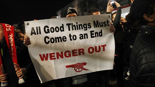 WENGER VEN Fanouci Arsenalu demonstruj ped zpasem Ligy mistr a vyzvaj k odchodu trenra Arsene Wengera.