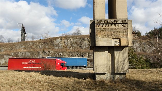 Zatm se kolem pomnku s hvzdou ze sedmdestch let hlavn jezd. V budoucnu se tam m i vce chodit. SD prv zde plnuje stavbu kavrny s vhledem na nejvy most na D1 i na Velk Mezi.