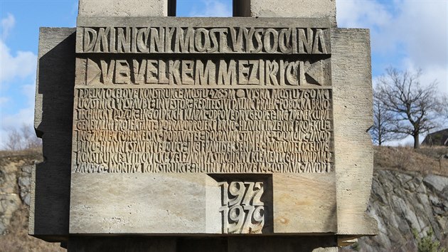 Na vysokém pomníku jsou sochařem zaznamenána i jména lidí, kteří most stavěli. Nechybí ani údaj, že přemostění Velkého Meziříčí je vysoké 76 metrů a že ocelovou konstrukci dodaly Vítkovické železárny a strojírny Klementa Gottwalda.