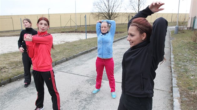 Spolu s Marií (vpravo) trénuje na štafetu dalších dvacet odsouzených žen ve Světlé nad Sázavou. Reprezentovat na akci v Praze budou nakonec čtyři nejlepší.