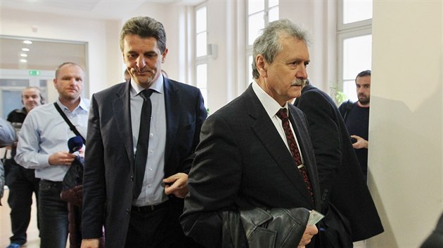Šéf krajských silničářů Jan Míka (vpravo) a bývalý náměstek vysočinského hejtmana Libor Joukl u jihlavského soudu.