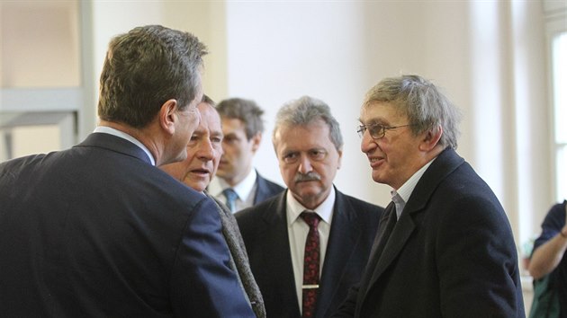 Šéf krajských silničářů Jan Míka (uprostřed) u jihlavského soudu.