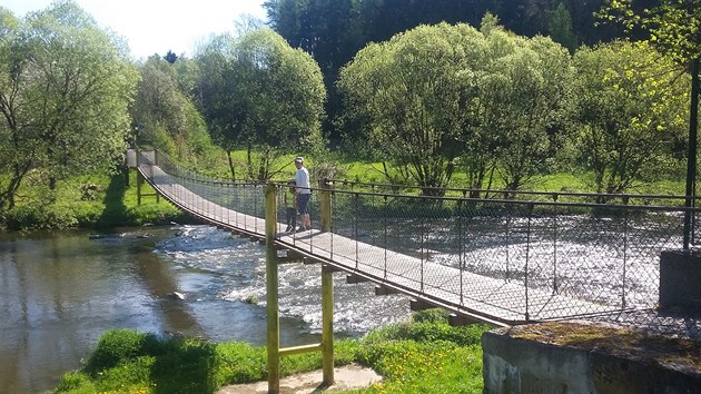 Cyklostezka ze Svtl nad Szavou do Smrn v jednom mst pekonv Szavu po zk lvce. Cyklista tu mus z kola sesednout.