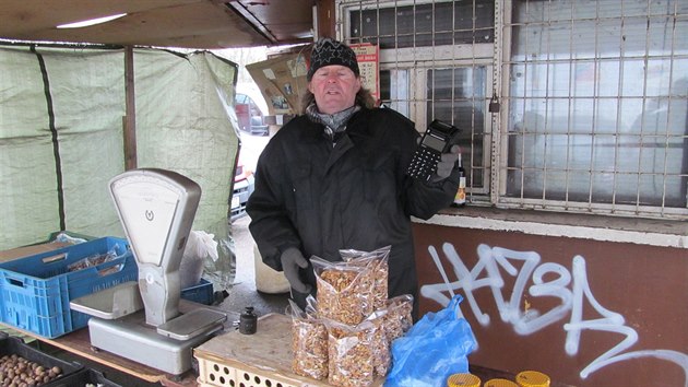 Petr Elmer, kter prodv zeleninu, med a dal vci v centru Karlovch Var...