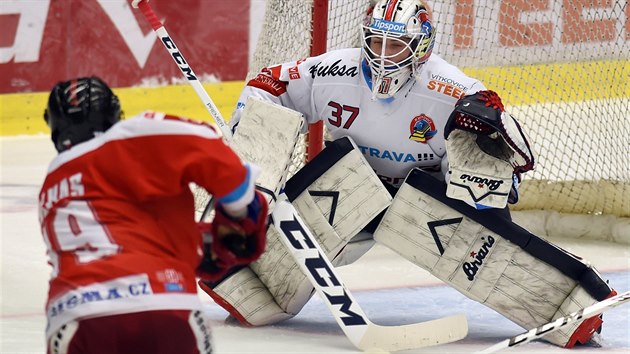 Jakub Galvas z Olomouce v anci ped brankem Vtkovic Danielem Dolejem.