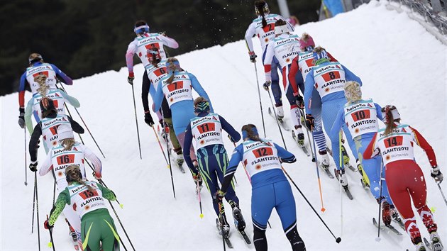 Momentka ze z�vodu �tafet b�ky� na ly��ch na mistrovstv� sv�ta v Lahti.