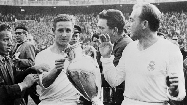 Raymond Kopa (vlevo) sv�r� trofej pro v�t�ze Poh�ru mistr� evropsk�ch zem�, vedle n�j jeho spoluhr�� z Realu Madrid a dal�� legenda Alfredo di St�fano.