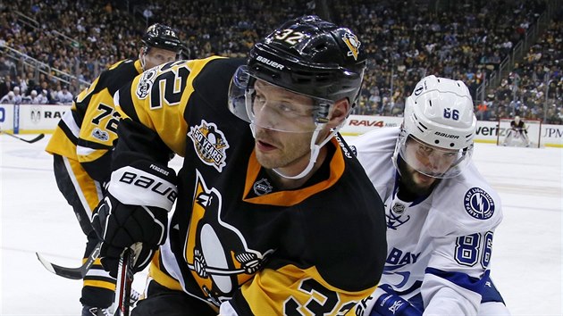 Mark Streit z Pittsburghu el ataku Nikity Kuerova z Tampy Bay.