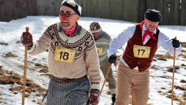 V Abertamech v Krunch horch oslavili v dobovch kostmech 109 let tamnho spolku zimnch sport. (4. 3. 2017)