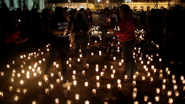 Lid zapaluj svky, aby uctili pamtku obt poru v stavu v Guatemale.