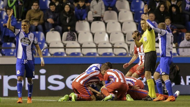 Spoluhri i protihri pomhaj Fernandu Torresovi z Atltika Madrid, kter po hlavikovm souboji upadl do bezvdom.