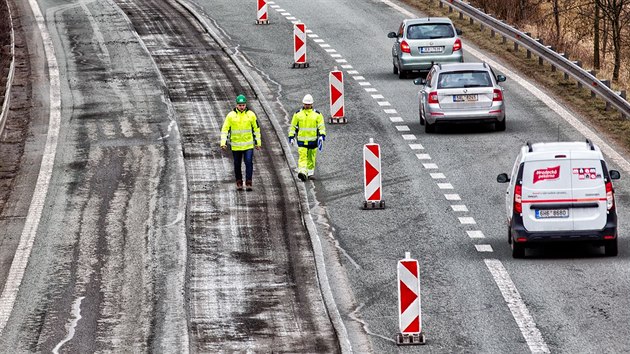 Silnii v Bezhradu u Hradce Krlov opravuj povrchy vozovky a tak nadjezdy k obma nkupnm znm (6.3.2017).