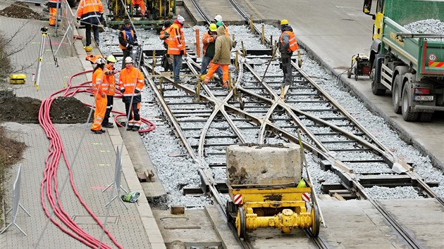 Technici montují na Mikuláské tíd v Plzni doasnou výhybku pro tramvaje. (6....