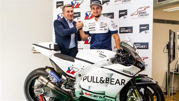 Karel Abraham (vpravo) a Jorge Martinez pzuj s motocyklem Ducati, Aspar .