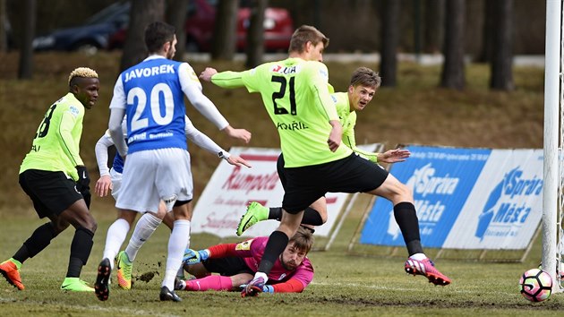 Zleva Ubong Ekpai z Liberce, Petr Javorek z Tborska, glman Tborska Michal Toma, Martin Kouil z Liberce a Martin Graiciar tak z Liberce.