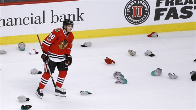 Patrick Kane z Chicaga sleduje, jak pr na led epice pot, co doshl v zpase s Pittsburghem hattricku.