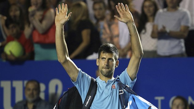 Srbsk tenista Novak Djokovi se lou s divky v Acapulcu po porce s s Australanem Nickem Kyrgiosem .