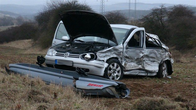 Ped obc Peice se v ter eln srazila dv auta. Zranno bylo celkem pt lid, jednoho odvezl vrtulnk (1.3.2017)