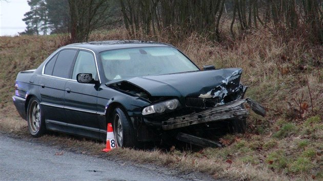 Ped obc Peice se v ter eln srazila dv auta. Zranno bylo celkem pt lid, jednoho odvezl vrtulnk (1.3.2017)