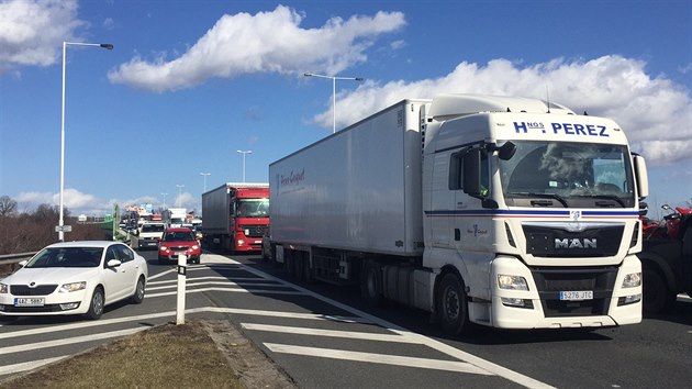 Ve tvrtek ped polednem zkomplikovala dopravu hromadn nehoda kamionu a dodvky s osobnm autem.  (2.3.2017)