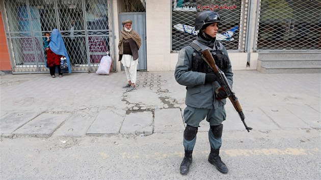 Ve vojensk nemocnici v afghnskm Kbulu zatoili ozbrojenci, policie jej okol uzavela (8. bezna 2017).