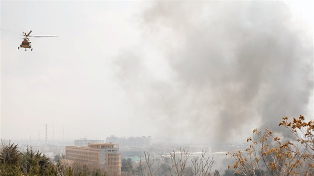 Na vojenskou nemocnici v Kbulu zatoila skupina ozbrojenc, okol zahalil hust dm (8. bezna 2017).
