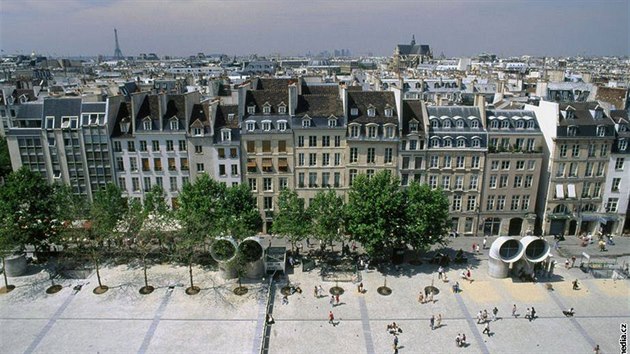 Pa, vhled - Pohled na Centre Pompidou a tvr Les Halles s dominantou baziliky Sacr-Coeur