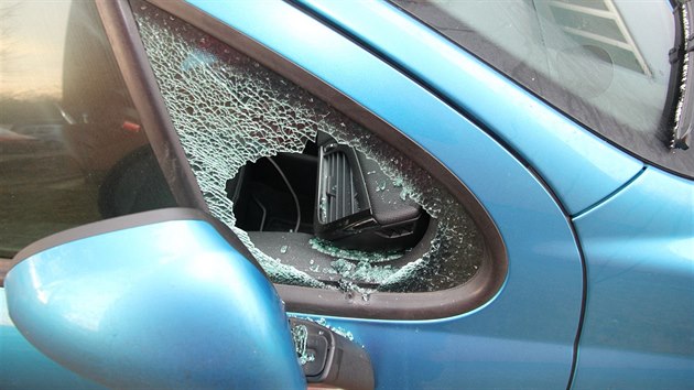 Zlodj vnikl do auta vdycky pes bon oknko, kter rozbil. Takto ukradl dohromady 22 dlninch znmek.