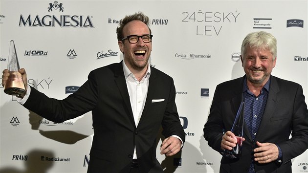 Reisr Julius evk a producent Rudolf Biermann s cenou esk lev za nejlep film roku, snmek Masaryk