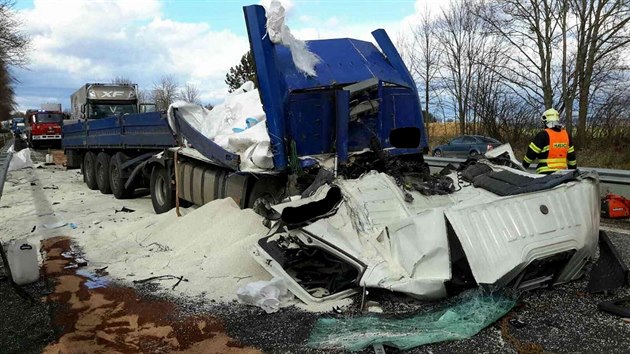 Řidič kamionu narazil na dálnici D35 poblíž Loštic do odstaveného vozu, ve zdemolované kabině na místě zemřel.