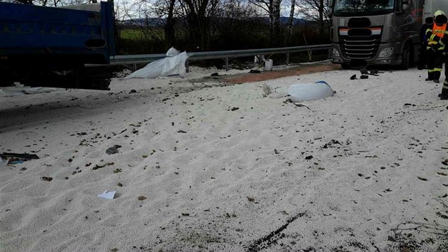 Řidič kamionu narazil na dálnici D35 poblíž Loštic do odstaveného vozu. Převážené granulované hnojivo se při tom rozsypalo a kvůli odklízení byla silnice na šest hodin uzavřena.