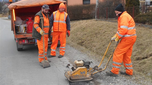 Oprava po�kozen� silnice v Lubn� na Fr�decko-M�secku, kde se za�aly tvo�it v�tluky.