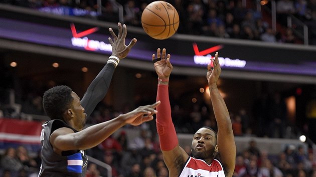 John Wall z Washingtonu stl pes Jeffa Greena z Orlanda.