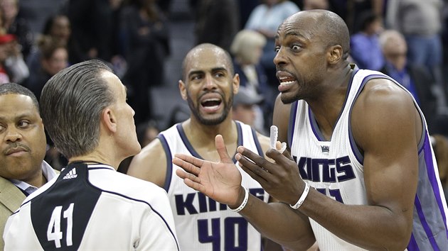 Anthony Tolliver (vpravo) ze Sacramenta neme vit, e rozhod Ken Mauer uznal rozhodujc trefu Utahu.