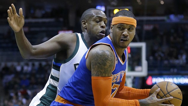 Carmelo Anthony (vpravo) z New Yorku se pokou natlait do Khrise Middletona z Milwaukee.