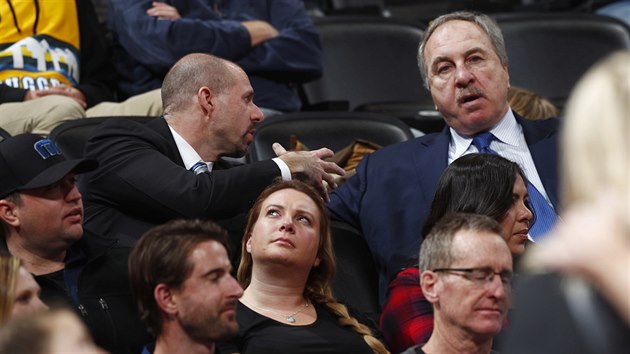 Ernie Grunfeld (vpravo), gener�ln� mana�er  basketbalov�ho Washingtonu, debatuje se sv�m pod��zen�m Erikem Sebastianem.