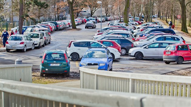 Neoficiln parkovit mezi hradeckou fakultn nemocnic a ekou Labe pojme 400 aut.