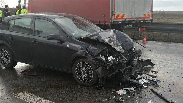 Nehoda u Lochenic na Hradecku si vydala jednu ob a pt zrannch (6.3.2017).