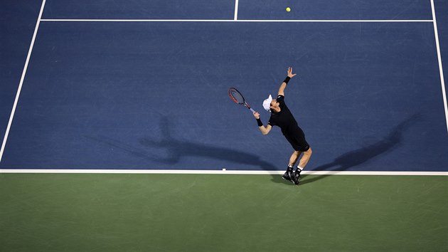 Andy Murray servruje na turnaji v Dubaji.