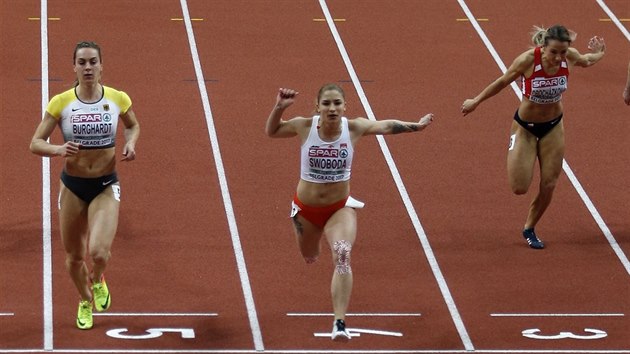 Bkyn (zleva) Alexandra Burghardtov, Ewa Swobodov a Barbora Prochzkov na...