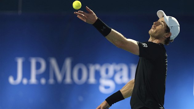 SERVIS. Andy Murray bojuje ve finle turnaje v Dubaji.